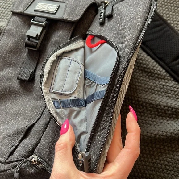 Think Tank Photo Urban Access 8 Sling Camera Bag in Black - Picture 3 of 8